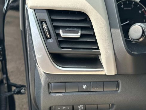 Used 2023 Nissan Rogue SV image 18