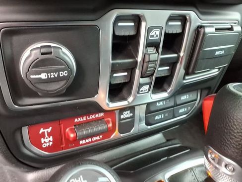 Used 2025 Jeep Gladiator Mojave w/ Convenience Group AWD/4WD image 28