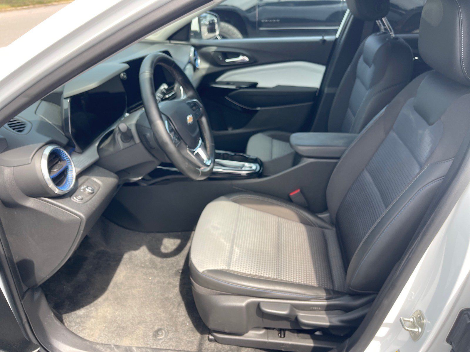 Used 2024 Chevrolet Trax LT w/ LT Convenience Package FWD image 10
