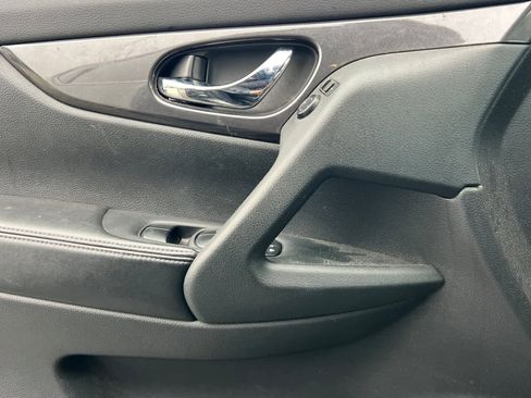 Used 2020 Nissan Rogue SV image 13