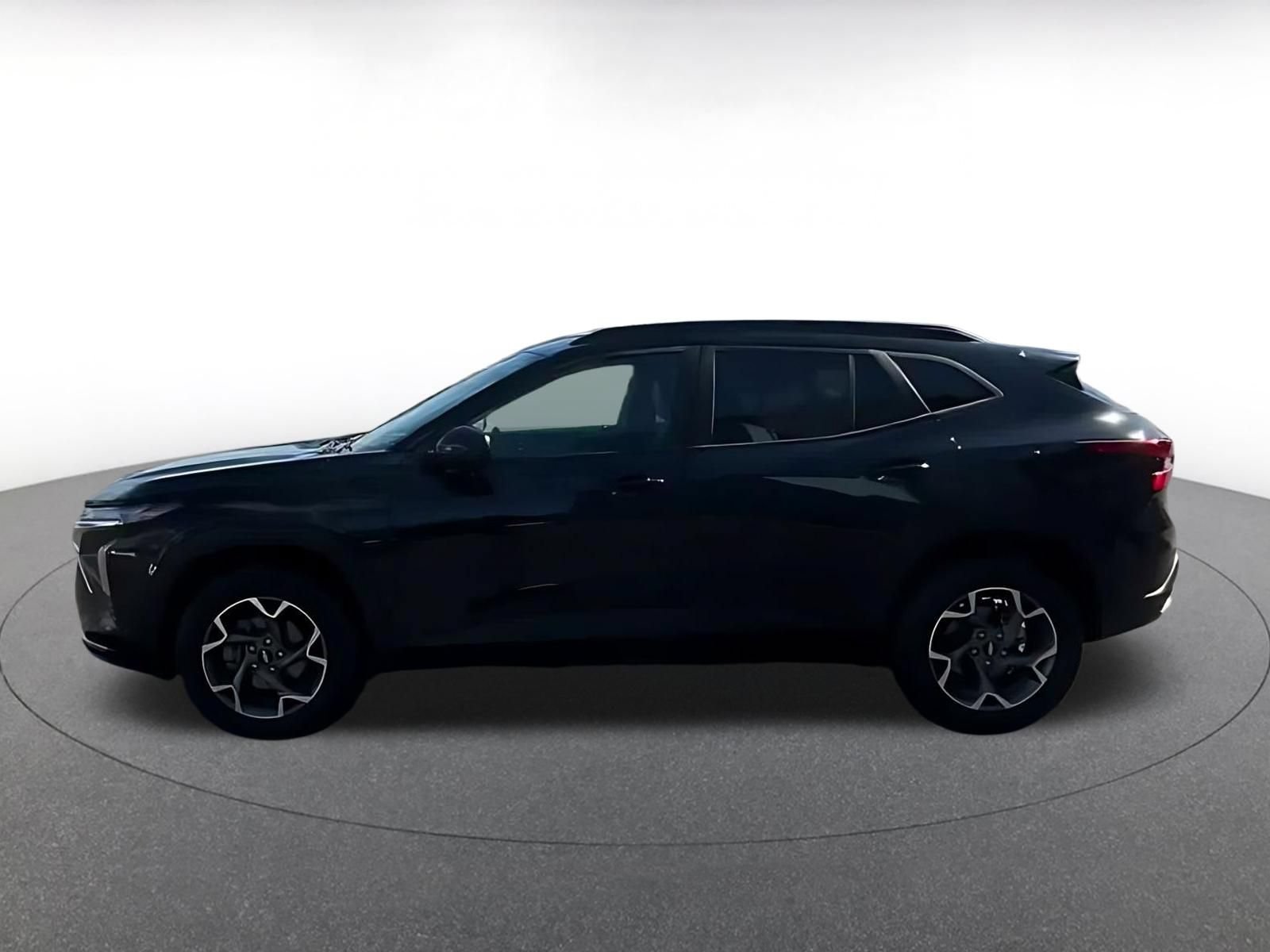 Used 2025 Chevrolet Trax LT FWD image 8