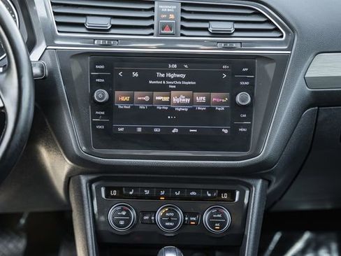 Used 2018 Volkswagen Tiguan SE image 19