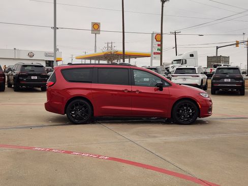 New 2026 Chrysler Pacifica Select w/ S Appearance Package FWD image 7