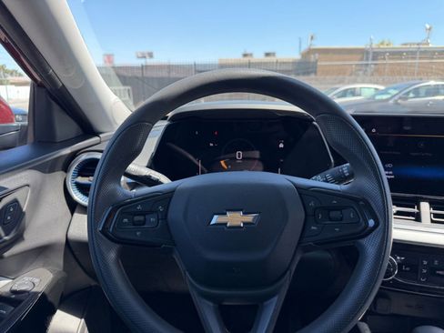 Used 2025 Chevrolet Trax LT image 33