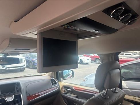 Used 2015 Chrysler Town & Country Touring-L w/ Driver Convenience Group FWD image 8