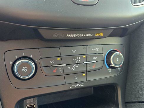 Used 2015 Ford Focus SE w/ SE Sport Package FWD image 22