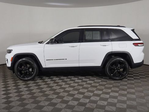 Used 2023 Jeep Grand Cherokee Altitude AWD/4WD image 18