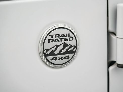 Used 2020 Jeep Wrangler Unlimited Sahara image 12