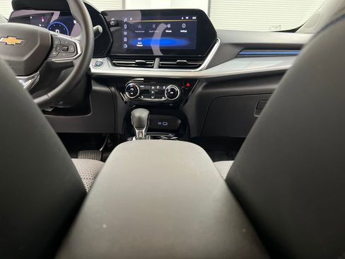 Used 2025 Chevrolet Trax LT w/ LT Convenience Package FWD image 35