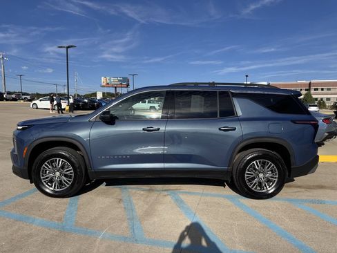 Used 2025 Chevrolet Traverse LT image 5
