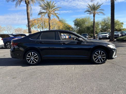 Certified 2025 Volkswagen Jetta SE image 5