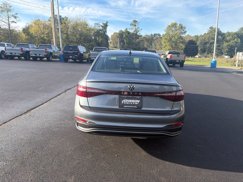 Used 2025 Volkswagen Jetta SE FWD image 9
