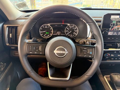 Used 2023 Nissan Pathfinder SL AWD/4WD image 13