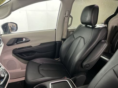 Used 2024 Chrysler Pacifica Touring-L image 26