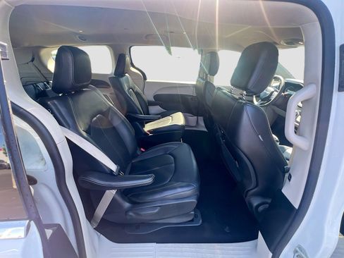 Used 2024 Chrysler Pacifica Limited FWD image 31