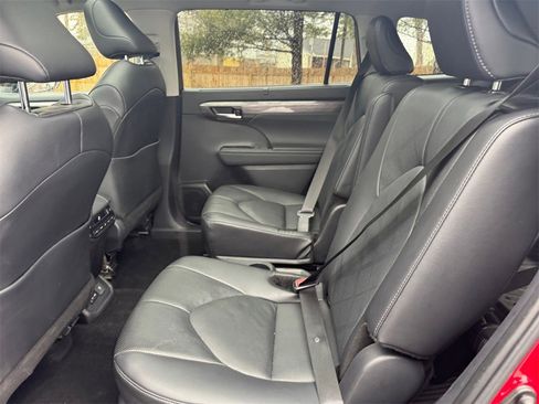 Used 2024 Toyota Highlander Platinum image 18