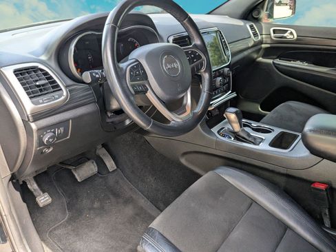 Used 2022 Jeep Grand Cherokee Laredo X image 6