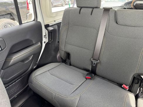 Used 2025 Jeep Wrangler Sahara image 38