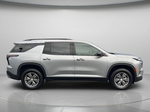 Used 2025 Chevrolet Traverse LT w/ Driver Confidence Package AWD/4WD image 8