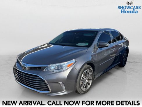 Used 2018 Toyota Avalon XLE Premium w/ Carpet Mat Package image 2