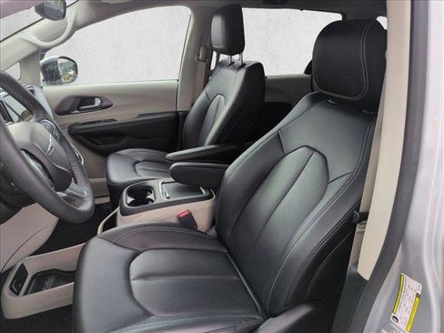 Used 2024 Chrysler Pacifica Touring-L image 16