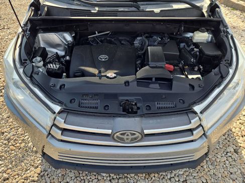 Used 2018 Toyota Highlander XLE AWD/4WD image 12