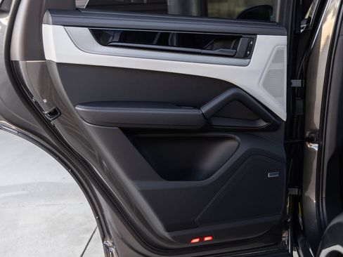 Certified 2026 Porsche Cayenne E-Hybrid AWD/4WD image 36