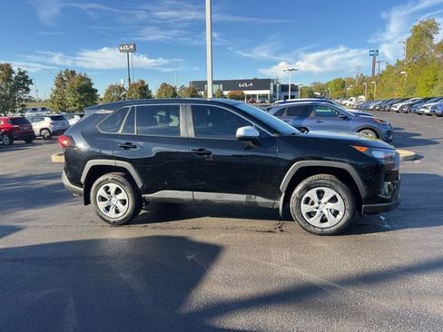 Used 2022 Toyota RAV4 LE image 7