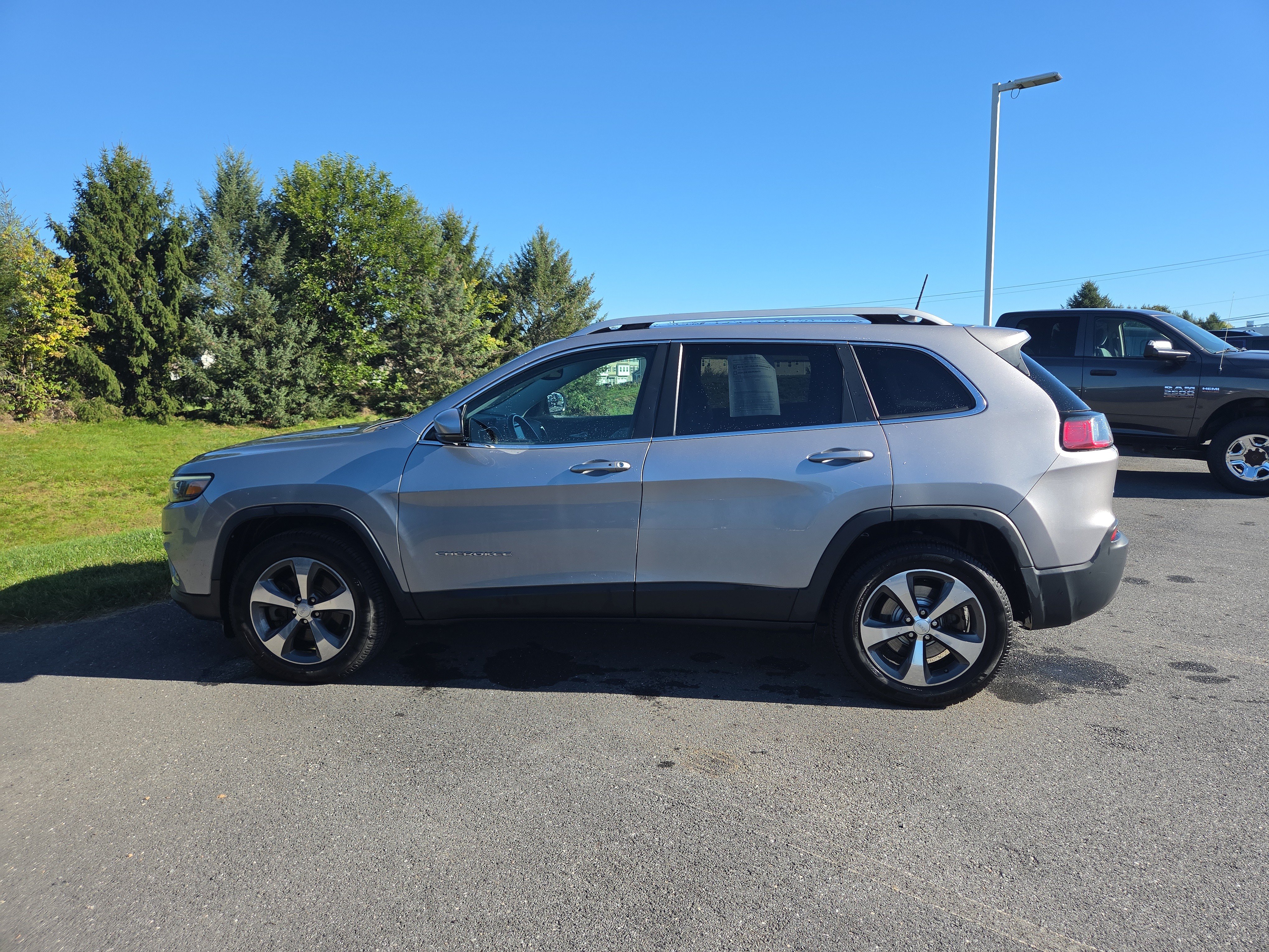 Used 2019 Jeep Cherokee Limited AWD/4WD image 11