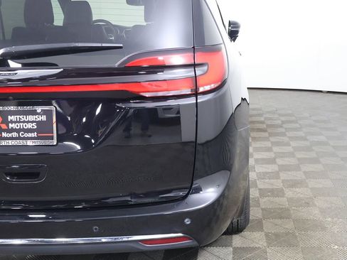 Used 2025 Chrysler Pacifica Select image 25