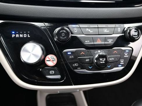 Certified 2024 Chrysler Pacifica Touring-L FWD image 43