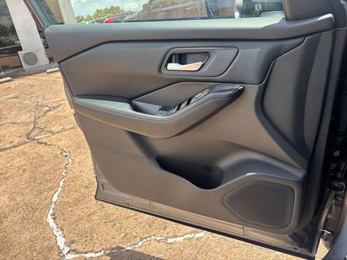 Used 2025 Nissan Rogue SV AWD/4WD image 18