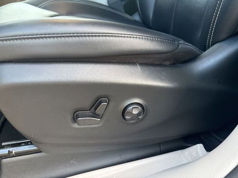 Used 2024 Chrysler Pacifica Touring-L image 14