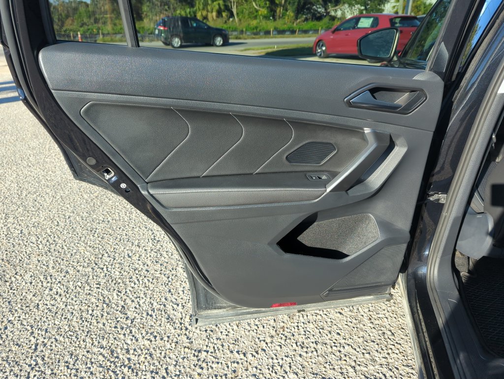 Used 2023 Volkswagen Tiguan SE w/ Panoramic Sunroof Package FWD image 26