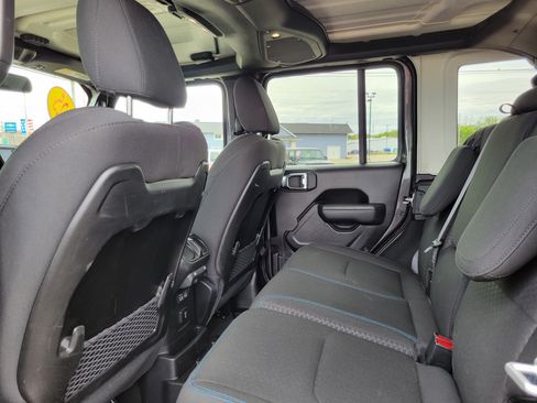 Used 2025 Jeep Wrangler Unlimited Rubicon 4xe w/ Convenience Group AWD/4WD image 17
