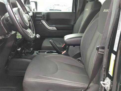 Used 2017 Jeep Wrangler Unlimited Sahara w/ Connectivity Group image 16