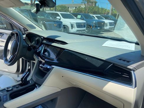 Used 2025 Cadillac XT6 Premium Luxury w/ Technology Package AWD/4WD image 18