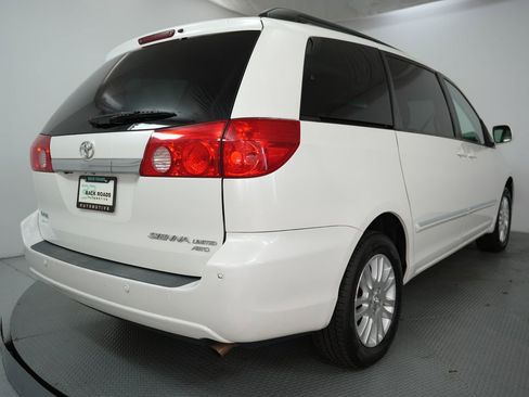 Used 2010 Toyota Sienna XLE Limited image 9