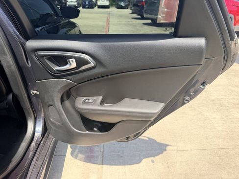 Used 2017 Chrysler 200 Limited Platinum w/ Comfort & Convenience Group FWD image 20