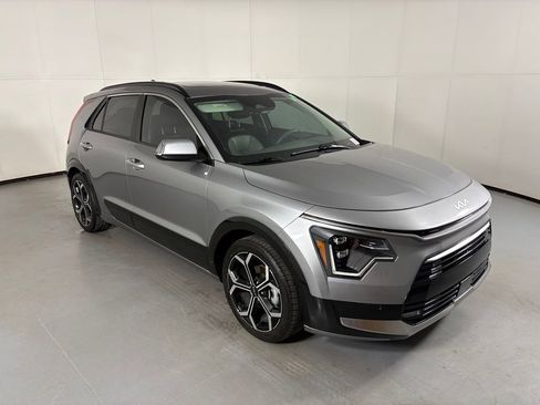 Used 2023 Kia Niro SX Touring FWD image 2