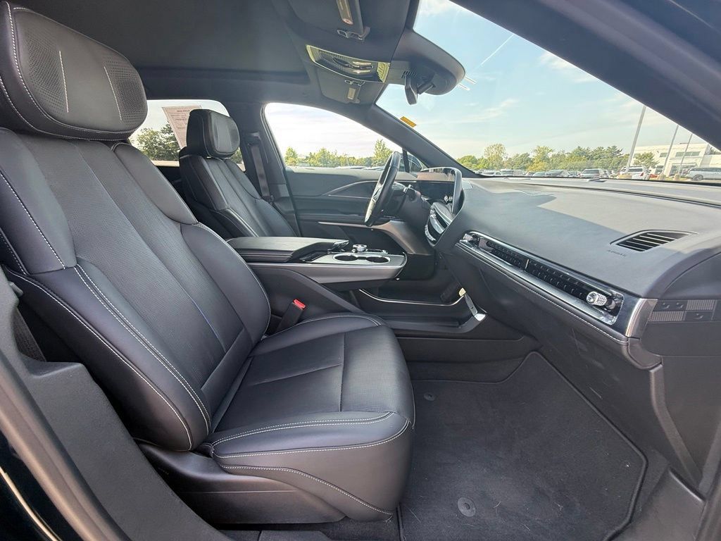 Certified 2024 Cadillac Lyriq Luxury AWD/4WD image 34