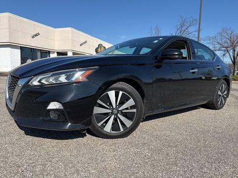 Used 2020 Nissan Altima 2.5 SV image 2