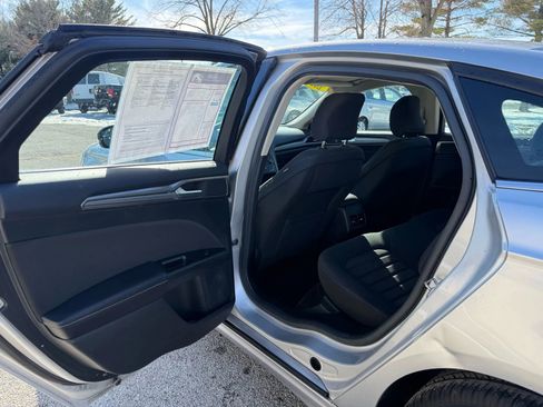 Used 2017 Ford Fusion SE w/ Fusion SE Technology Package image 12