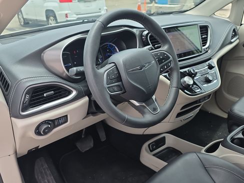 Used 2024 Chrysler Pacifica Limited FWD image 24
