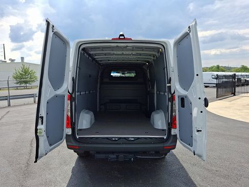 Used 2025 Mercedes-Benz Sprinter 2500 image 10