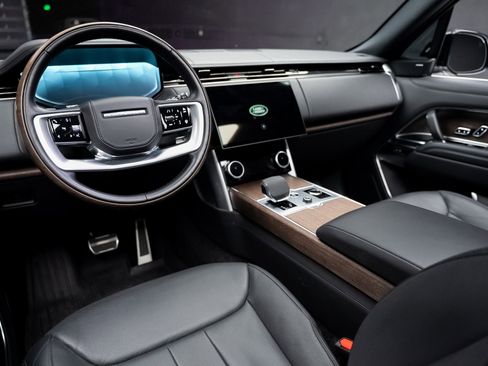 Used 2023 Land Rover Range Rover SE image 2