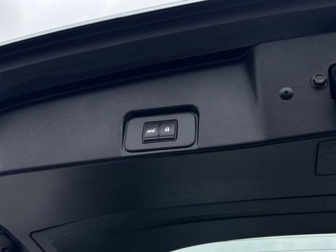 Used 2025 Nissan Rogue SV FWD image 23