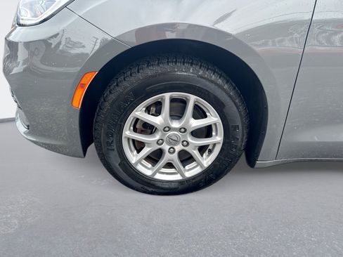 Used 2022 Chrysler Pacifica Touring-L FWD image 11