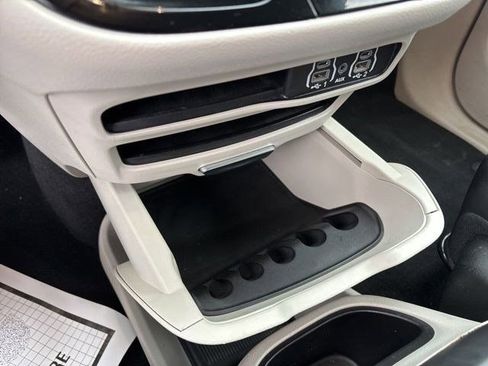 Used 2023 Chrysler Pacifica Touring-L image 25