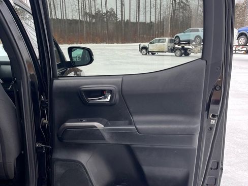 Used 2017 Toyota Tacoma TRD Sport image 17